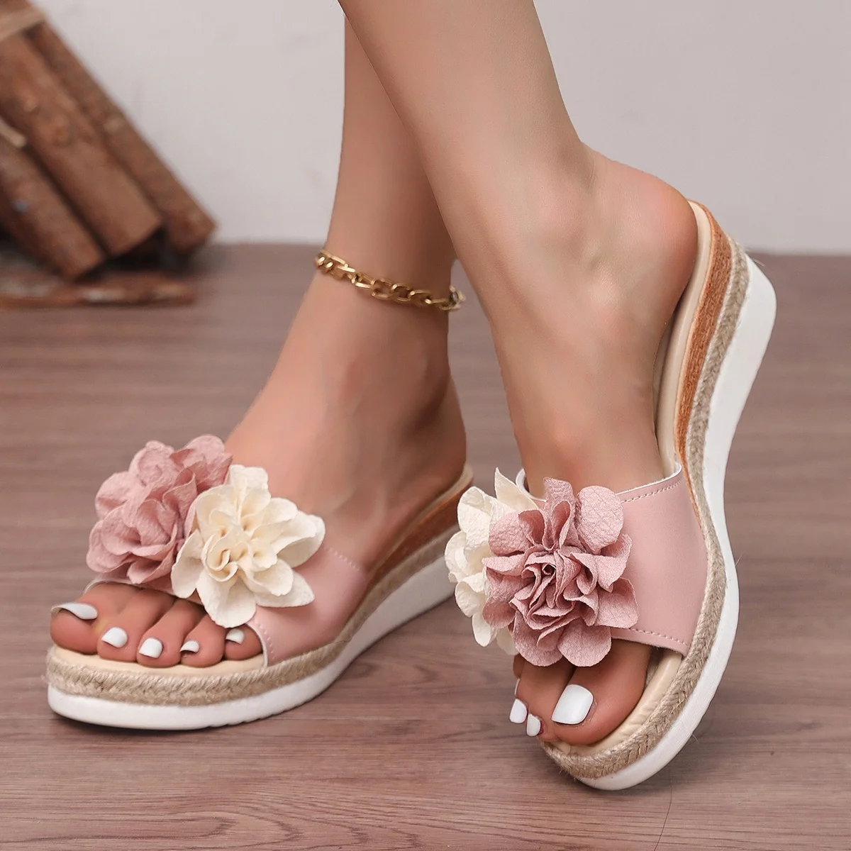 Sandalias de cuña con plataforma de esparto y flores de tela