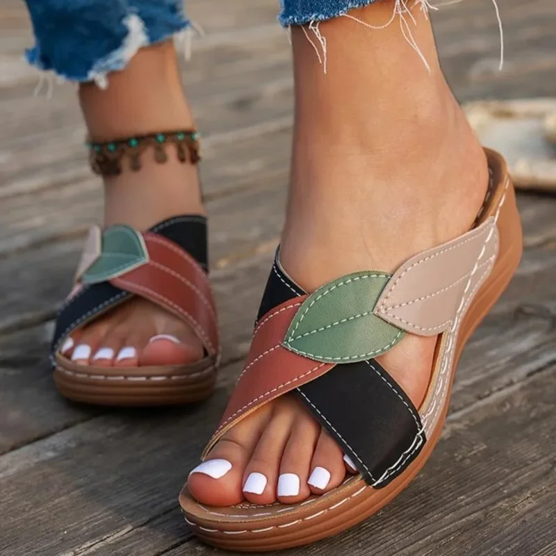 Sandalias de Cuña con Tiras Cruzadas y Diseño de Hoja para Mujer